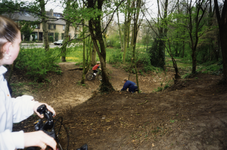 108645 Afbeelding van kinderen met crossfietsen in de bosschages van het Sjanghaipark aan de Karl Marxdreef te ...